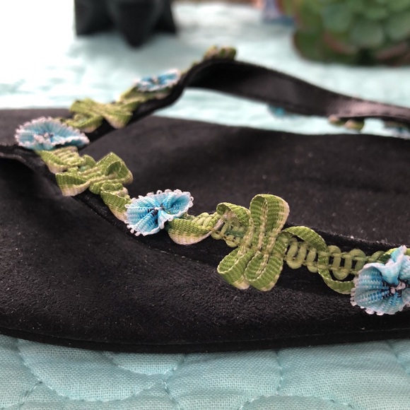 ❤️🍀🍀SUEDE FLOWER FLIP FLOPS❤️🍀🍀 - Picture 8 of 10